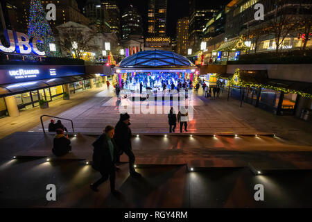 Il centro di Vancouver, British Columbia, Canada - 31 dicembre 2018: folla di persone sono il pattinaggio su ghiaccio in Piazza Robson durante la vigilia di Capodanno. Foto Stock