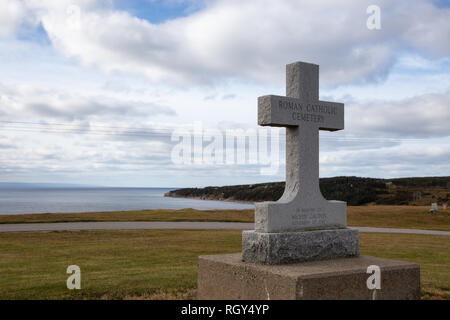 Port au Port, Terranova, Canada - 11 Ottobre 2018: Cimitero Cattolico sulla costa dell'Oceano Atlantico durante una giornata di sole. Foto Stock