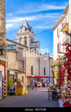 Sault, Provenza, Francia - 3 Ottobre 2018: Outdoor strada pedonale del mercato locale all'interno del villaggio della Provenza. Foto Stock