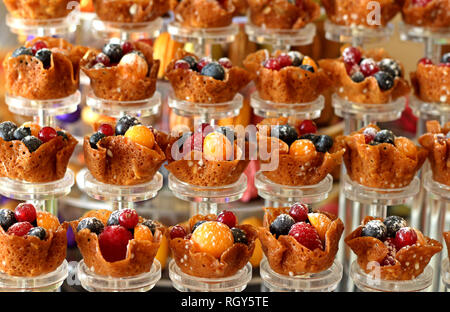 Il brandy snap cookies con frutti di bosco freschi Foto Stock