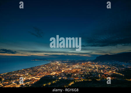 Terracina, Italia. Vista superiore Skyline Cityscape città In illuminazione notturna. Foto Stock
