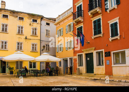 Orsera, Croazia - 3 settembre 2018. I clienti siedono al di fuori di un bar in una piazza nella piccola città croata di Vrsar in Istria Foto Stock