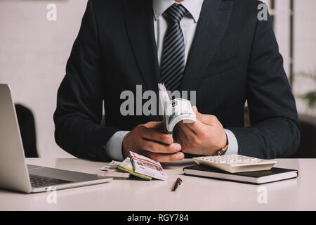 La sezione centrale di imprenditore nel soddisfare il conteggio di rubli russi banconote al lavoro Foto Stock