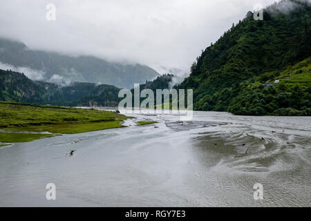 Livello di acqua alta del fiume durante forti piogge monsoniche in Kali Gandaki valley Foto Stock