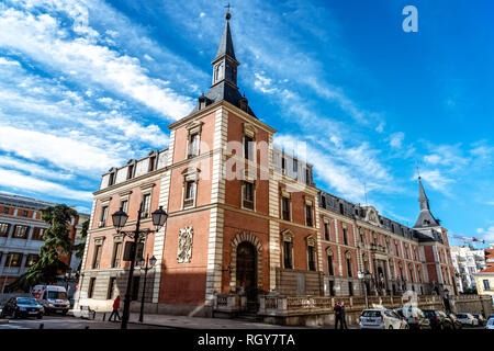 Madrid, Spagna - 2 Novembre 2018: vista esterna della Hall di reami un cielo blu al giorno. Si tratta di un edificio del XVII secolo a Madrid, originariamente un ala della BU Foto Stock