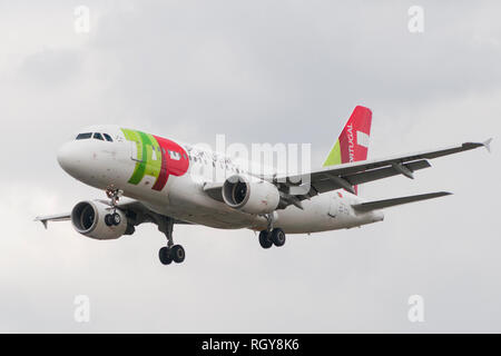 London, Regno Unito - 6 Agosto 2013 - UN TAP Portugal aereo di linea atterra all'aeroporto di Heathrow di Londra Foto Stock