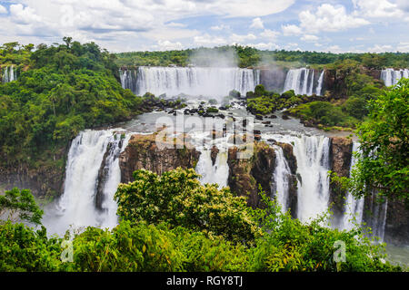 Le cascate di Iguazú sono le cascate del fiume Iguaçu/Iguazú sul confine tra stato brasiliano del Paraná e la provincia argentina di Foto Stock