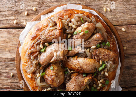 Pollo con sumac e cipolle con pane piatto tabù close-up su una piastra sul tavolo. parte superiore orizzontale vista da sopra Foto Stock