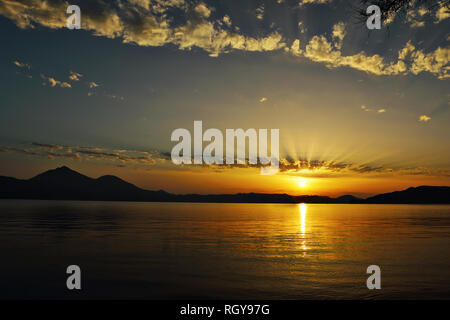 Orange Sunrise nell isola di Milos, Grecia, immagine presa in primavera Foto Stock