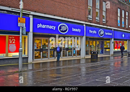 La Caroline Street Branch di scarponi i chimici nel centro della città, a Bridgend, S.Wales UK Foto Stock