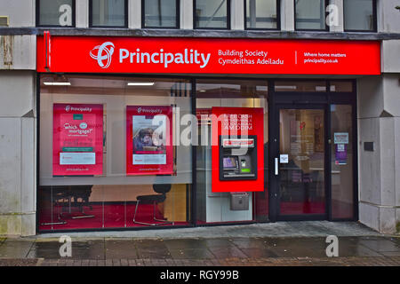 La Caroline Street ramo del Welsh Building Society, il Principato, nel centro della città, Bridgend, S.Wales UK. Bancomat / ATM in parete. Foto Stock