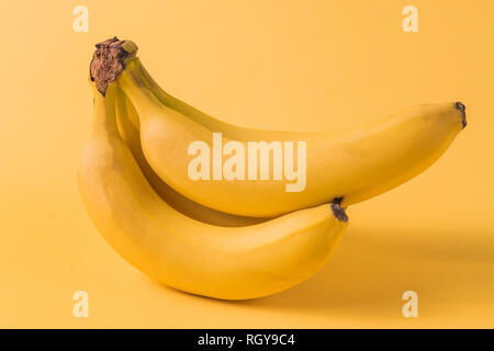 Il minimalismo creativi concetto. Concetto di imprevisti. Appartamento vista laici di banana frutto pattern su sfondo giallo. Foto Stock