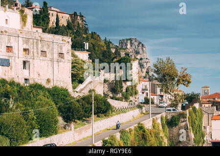 Terracina, Italia - 15 Ottobre 2018: Via Posterula via che conduce alla Città Alta nella giornata di sole. Foto Stock