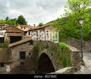 Ponte Vecchio a Potes. Potes è un comune della comunità autonoma di Cantabria in Spagna. Foto Stock