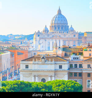 Roma e la Basilica Papale di San Pietro in Vaticano, Italia Foto Stock