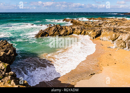 Le onde che si infrangono e surf a Fistral Beach, Newquay, Cornwall, Regno Unito Foto Stock