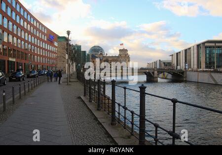 Berlino, Germania: vista del fiume Spree in Berlin-Mitte. Un treno attraversa un ponte, accanto alla stazione della metropolitana di Friedrichstrasse. L'Europa. Foto Stock