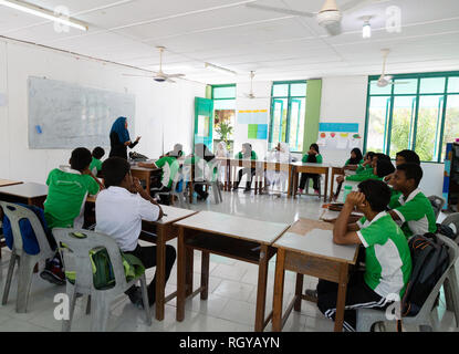 Maldive scuola - musulmana allievi delle scuole secondarie in aula, Ukulhas Isola, Maldive, Asia Foto Stock