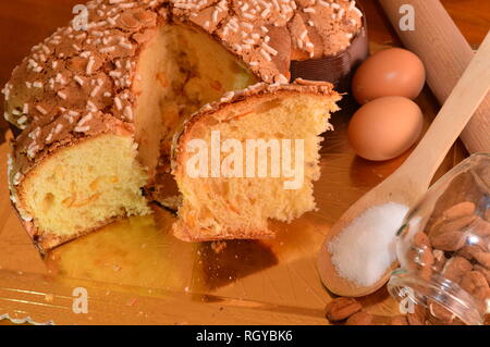 Tradizionale torta italiana per la festa di pasqua colomba di pasqua dessert Foto Stock