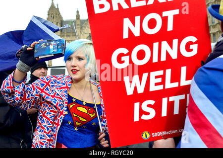 Madeleina Kay - giovane europeo dell'Anno / "UE" Supergirl - battono contro Brexit al di fuori del Parlamento, Jan 29 2019 Foto Stock