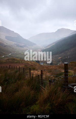 Guardando ad est verso il basso Glen Croe dal resto e essere grati, un pass sulla A83 in Argyll, Scozia Foto Stock