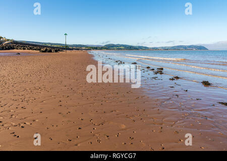 La spiaggia di Blue Anchor, Somerset, Inghilterra, Regno Unito - guardando il canale di Bristol e Minehead in background Foto Stock