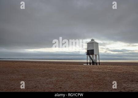 Una sera Nuvoloso al basso faro in Burnham on-Mare, Somerset, Inghilterra, Regno Unito Foto Stock