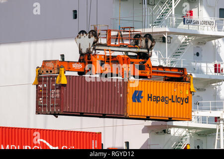 ROTTERDAM - Mar 16, 2016: gruista lo scarico di un contenitore di mare dal carico di una nave nel porto di Rotterdam. Foto Stock