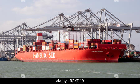 ROTTERDAM - Mar 16, 2016: Amburgo Sud nave container essendo caricato dal gantry cranes in ECT terminale marittimo nel porto di Rotterdam Foto Stock