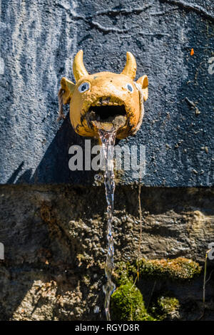 108 pozzetti, decorata con una golden bocca di mucca, la spesa di ghiaccio freddo acqua santa in il tempio di Muktinath, uno dei Vaishnava Divya Desam Foto Stock