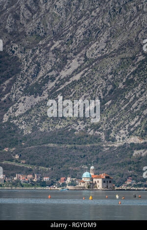 Perast, Montenegro - Aprile 2018 : Madonna sulle rocce e la piccola chiesa di San George isola nella Baia di Kotor Foto Stock