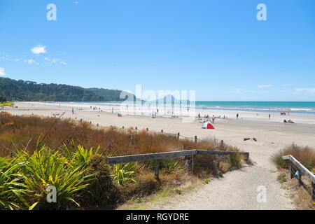 Nuotatori e acqua gli appassionati sportivi si divertono a Whakatane Beach, Nuova Zelanda Foto Stock