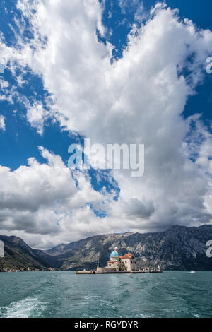 Perast, Montenegro - Aprile 2018 : Madonna sulle rocce e la piccola chiesa di San George isola nella Baia di Kotor Foto Stock