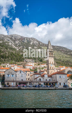 Perast, Montenegro - Aprile 2018 : piccola e pittoresca cittadina Perast visto dalla barca a vela nella Baia di Kotor Foto Stock