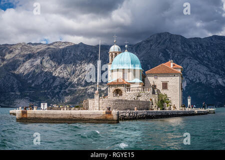 Perast, Montenegro - Aprile 2018 : Madonna sulle rocce e la piccola chiesa di San George isola nella Baia di Kotor Foto Stock