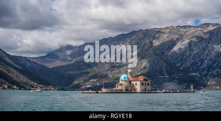 Perast, Montenegro - Aprile 2018 : Madonna sulle rocce e la piccola chiesa di San George isola nella Baia di Kotor Foto Stock