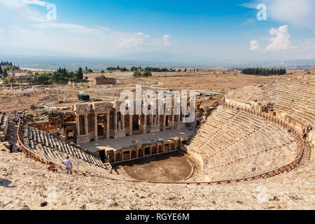 Teatro all'antica città di Hierapolis con la moderna città di Pamukkale in Turchia interna della regione del Mar Egeo. Foto Stock