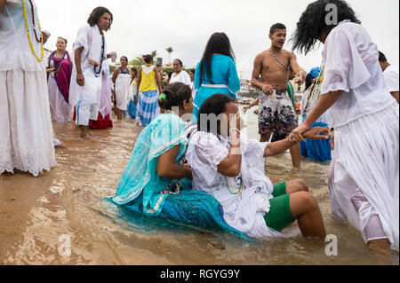 SALVADOR, Brasile - Febbraio 02, 2016: i pescatori presso il villaggio di Rio Vermelho offrono le loro barche da pesca a celebranti al Festival di Yemanja. Foto Stock