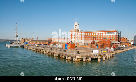 Il Semaforo e Torre Sud del molo ferroviaria a Portsmouth Base Navale, Regno Unito visto da un porto in barca per visite guidate il 30 settembre 2015. Foto Stock