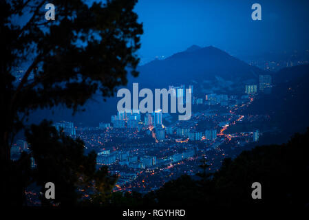 Penang Island & Terraferma Penang - Panoramica sulla Collina Penang all'alba con luci della città Foto Stock