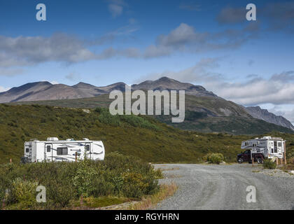 Campeggio al BLM campeggio Al Lago di groviglio sul Denali Highway, Alaska, STATI UNITI D'AMERICA Foto Stock