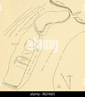 . Bollettino. Etnologia. Antheop. Pap. No. 20] NORTHERN NW. Archeologia della costa-DRUCKER 85 acqua di superficie di scavo reso impossibile. È stato effettuato un tentativo di scavare un pozzo nella faccia della midden, ma questo si è rivelato insoddisfacente. Su midden lA, una buca piccola (trench 2), da 8 a 5 piedi, fu accampate appena dietro la cresta del volto e uno scarico 2 piedi largo è stato scavato in basso sul viso. Il pozzo, quando completata, estesa 12 piedi fuori (orizzontalmente) dalla cresta e ha rivelato una profondità massima di deposito di 150 pollici. Figura 25.-piano, Roscoe ingresso lA. È stato leggermente più stretta nella parte inferiore che nella parte superiore. Il de Foto Stock