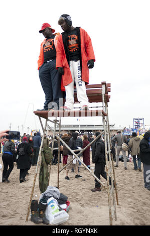 Bagnini annuale Polar Bear Club Capodanno immergersi nell'Oceano Atlantico a Coney Island a Brooklyn, NY, Gen1, 2013. Foto Stock