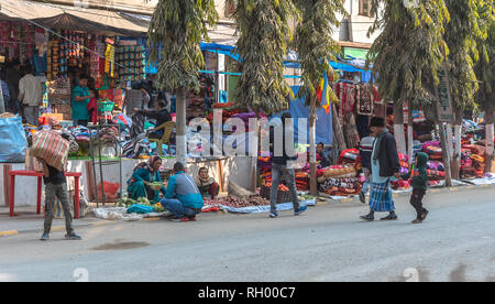 Gennaio 19,2019. Il Sikkim,l'India. La popolazione locale acquisto e vendita di merci dalla strada di negozi in corrispondenza di una stazione di collina. Foto Stock