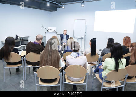 Altoparlante dando un talk durante la riunione di affari. Foto Stock