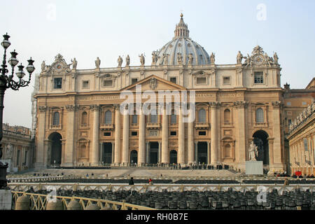 La preparazione di piazza San Pietro per la partita di pellegrini per ascoltare l udienza con il papa a Roma in una bella giornata soleggiata con cielo blu Foto Stock