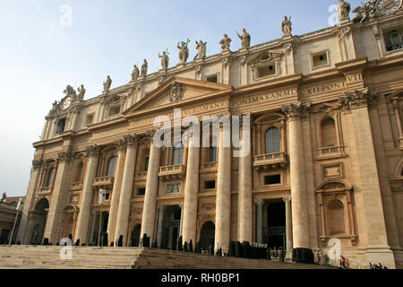 La preparazione di San Pietro a Roma per la famosa udienza con un sacco di persone che ascoltano al papa in piazza San Pietro Foto Stock