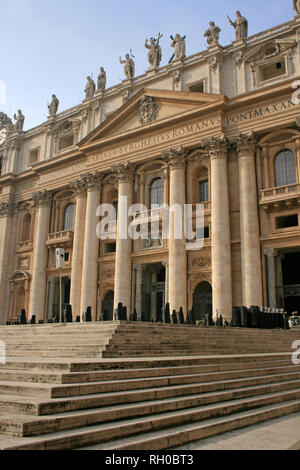 La preparazione di San Pietro a Roma per la famosa udienza con un sacco di pellegrini in ascolto al papa in piazza San Pietro Foto Stock