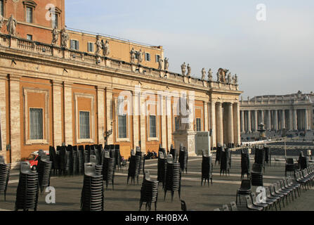 La preparazione di San Pietro a Roma per la famosa udienza con un sacco di pellegrini in ascolto al papa in piazza San Pietro Foto Stock