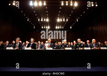 Intelligence e di sicurezza capi dipartimento, da sinistra a destra: Direttore Christopher Wray, Federal Bureau of Investigation (FBI), Direttore Gina Haspel, Central Intelligence Agency (CIA), direttore Daniel cappotti, ufficio del direttore della National Intelligence (ODNI), Direttore Generale Robert Ashley, Defence Intelligence Agency (DIA), Direttore Generale Paolo Nakasone, National Security Agency (NSA), e regista Robert Cardillo, National Geospatial-Intelligence Agency (NGA) come testimoniano prima che il senato degli Stati Uniti di Comitato di selezione sulla Intelligence durante un' audizione aperta su "minacce a livello mondiale" Foto Stock